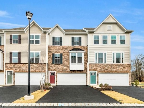 7 Peckwell St, Mount Olive, NJ 07828