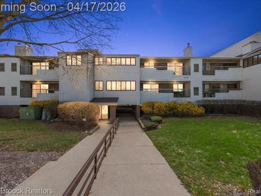 30414 Orchard Lake Road, Farmington Hills, MI 48334