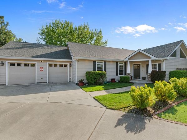 72 Pineridge Lane, Eagle Point, OR 97524