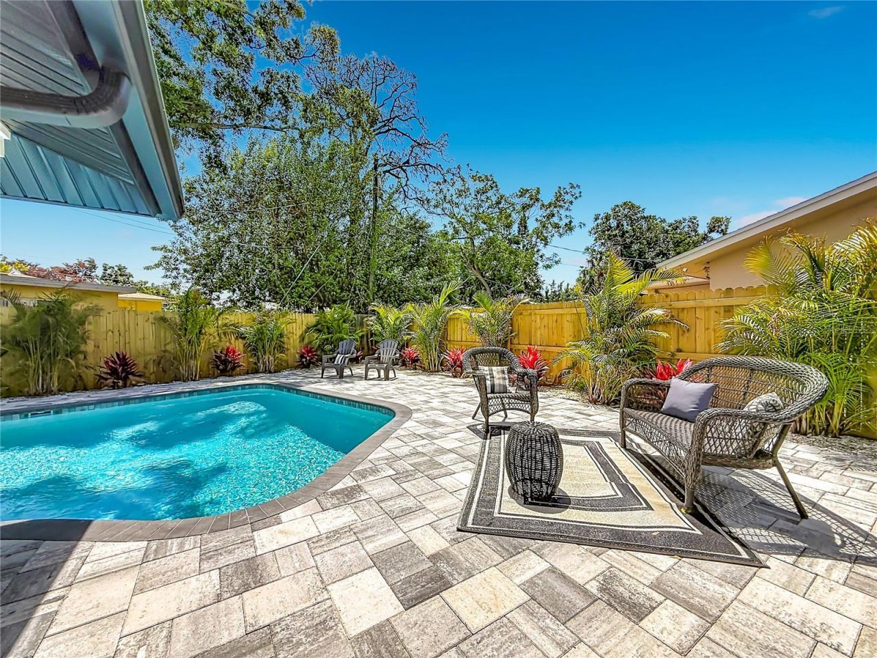 910 Alcazar Way S, Saint Petersburg, FL 33705 Photo