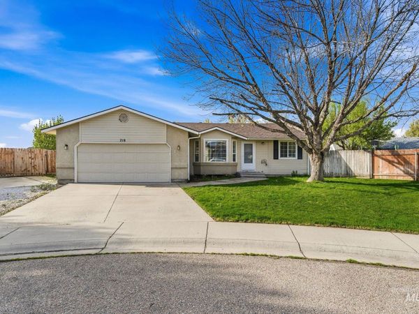 718 W Redwood Ln, Nampa, ID 83651