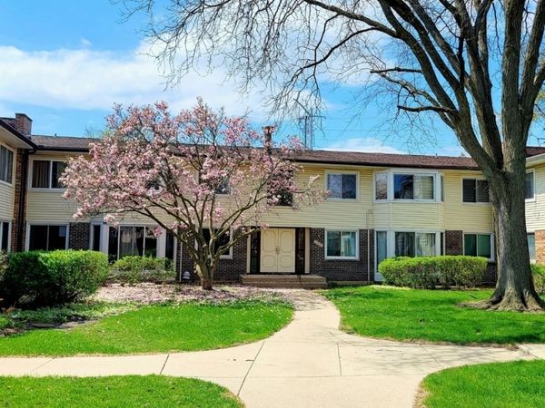 3030 Roberts Drive, Unit 5, Woodridge, IL 60517