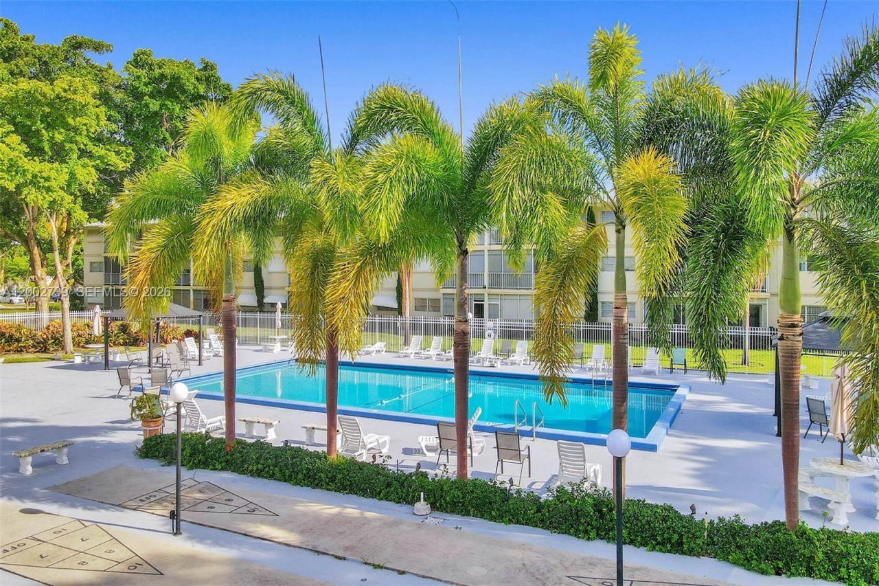 1000 Hillcrest Ct, Unit 214, Hollywood, FL 33021 Photo