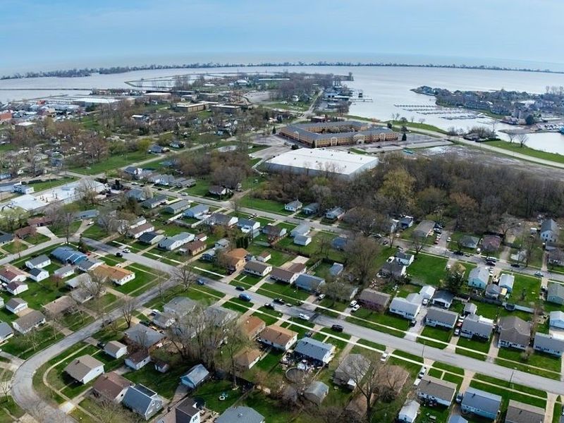 1310 E Larchmont Drive, Sandusky, OH 44870 Photo 2