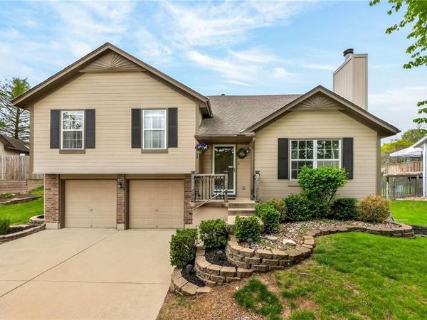 1704 NE Stonewood Drive, Lee's Summit, MO 64086