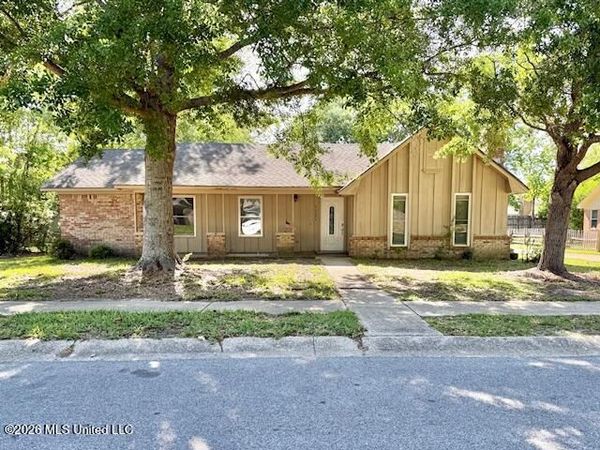 1221 King Henry Drive, Ocean Springs, MS 39564