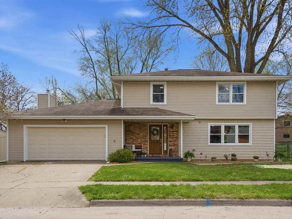 23 Penfro Dr, Iowa City, IA 52246