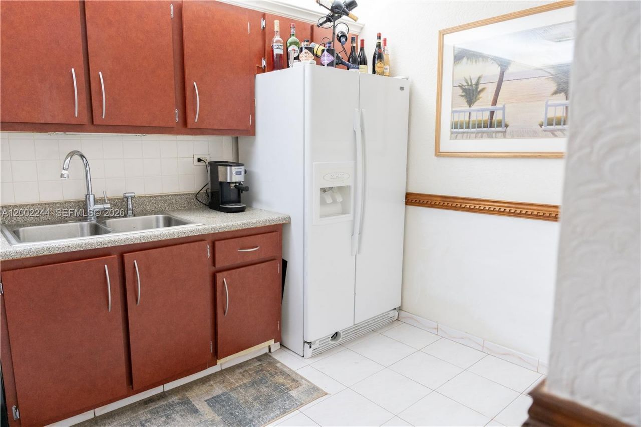 6039 Collins Ave, Unit 412, Miami Beach, FL 33140 Photo