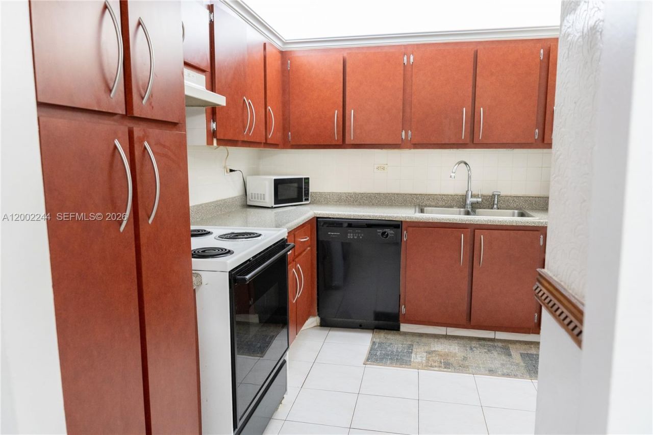 6039 Collins Ave, Unit 412, Miami Beach, FL 33140 Photo