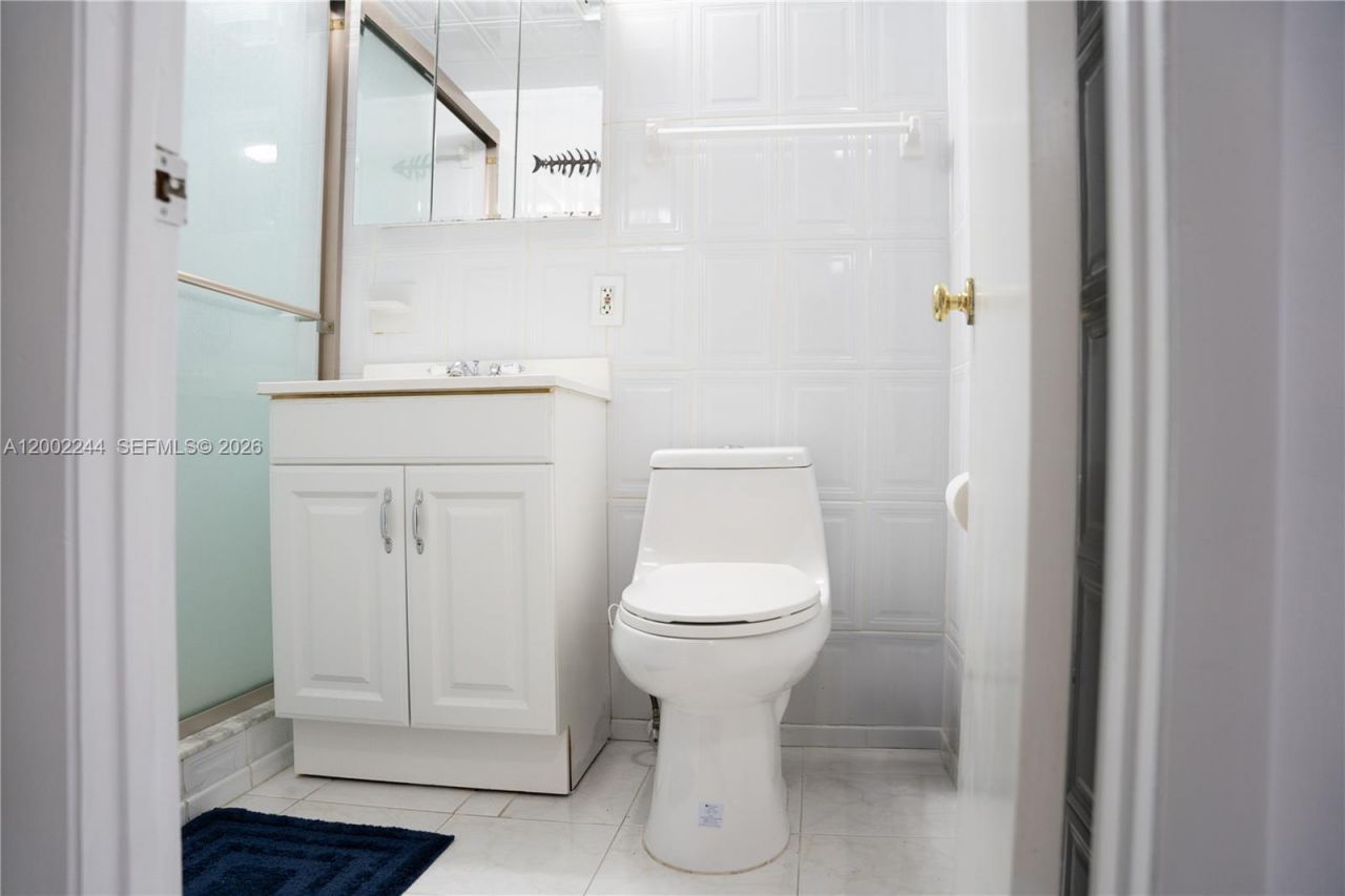 6039 Collins Ave, Unit 412, Miami Beach, FL 33140 Photo