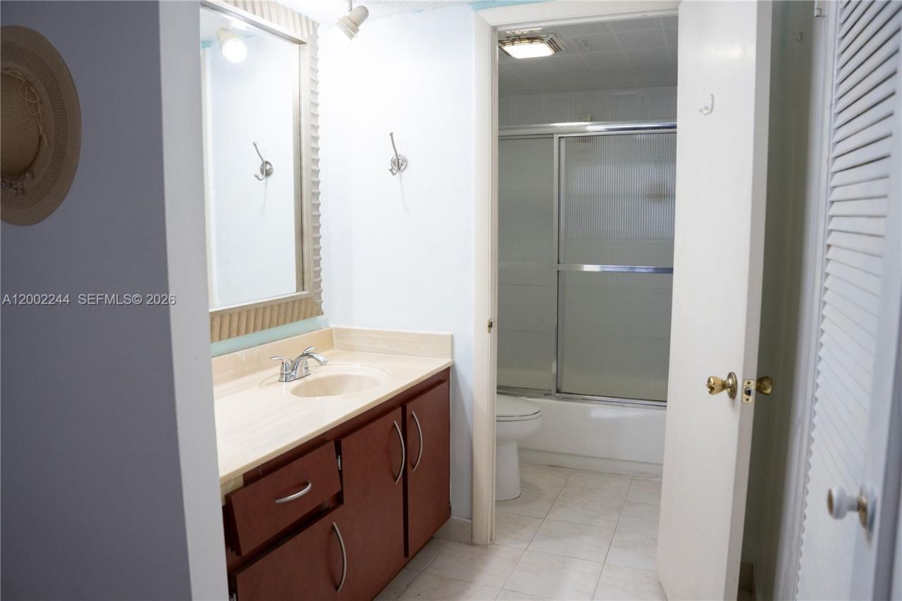 6039 Collins Ave, Unit 412, Miami Beach, FL 33140 Photo