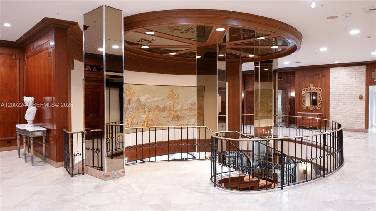 6039 Collins Ave, Unit 412, Miami Beach, FL 33140 Photo