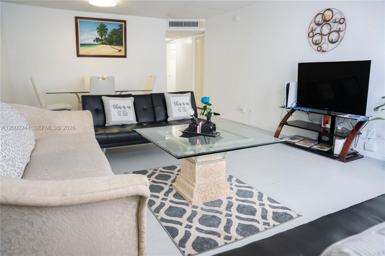 6039 Collins Ave, Unit 412, Miami Beach, FL 33140 Photo