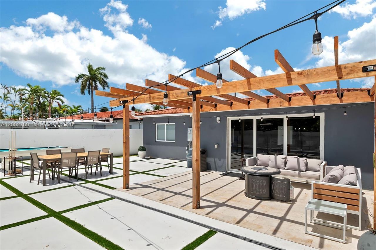 301 SW 30th Ct, Miami, FL 33135 Photo