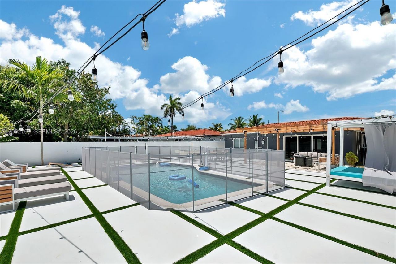 301 SW 30th Ct, Miami, FL 33135 Photo