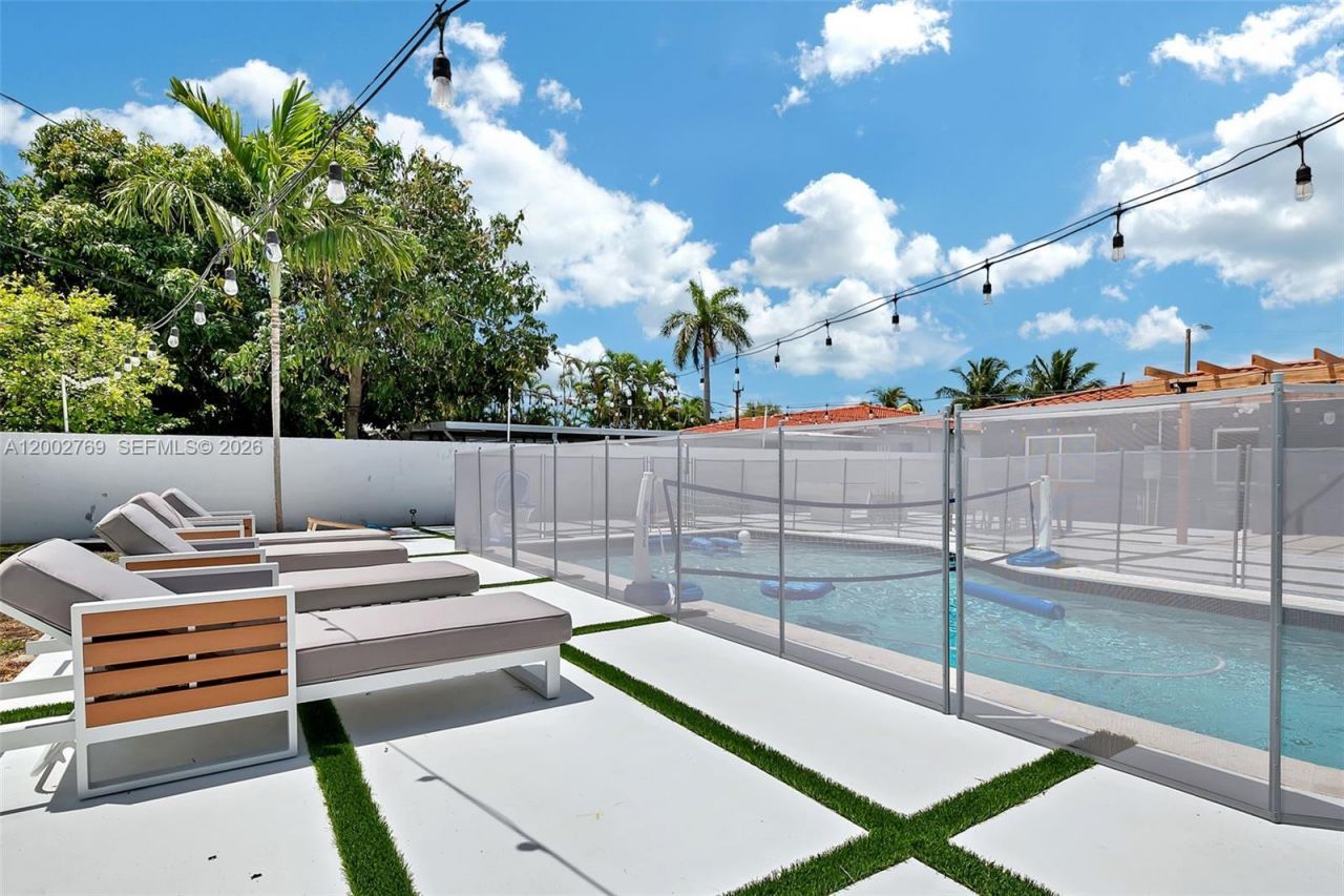 301 SW 30th Ct, Miami, FL 33135 Photo