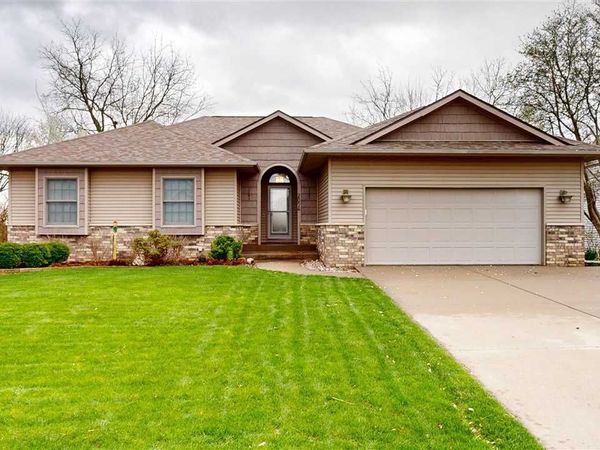 2096 Glen Oaks Dr, Coralville, IA 52241