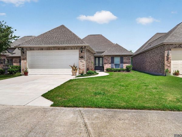 5351 Courtyard Dr, Gonzales, LA 70737