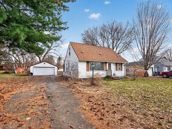 121 Roselawn Avenue E, Maplewood, MN 55117