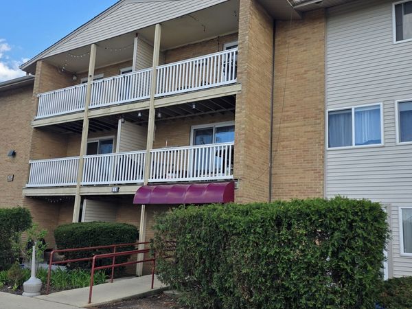 910 Beau Drive, Unit 202, Des Plaines, IL 60016