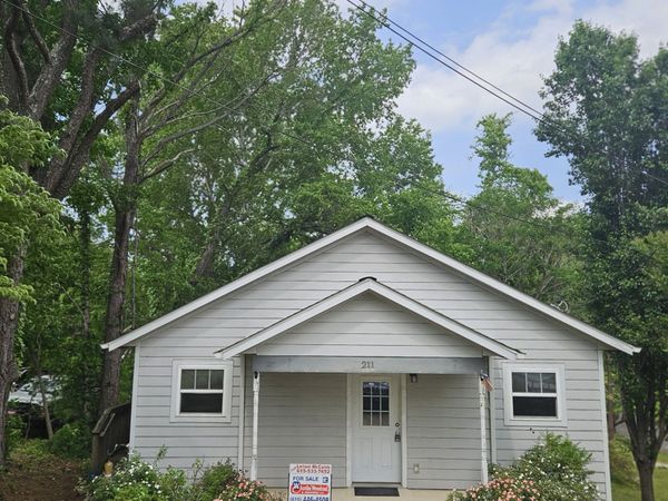 211 Central High Street, Dickson, TN 37055