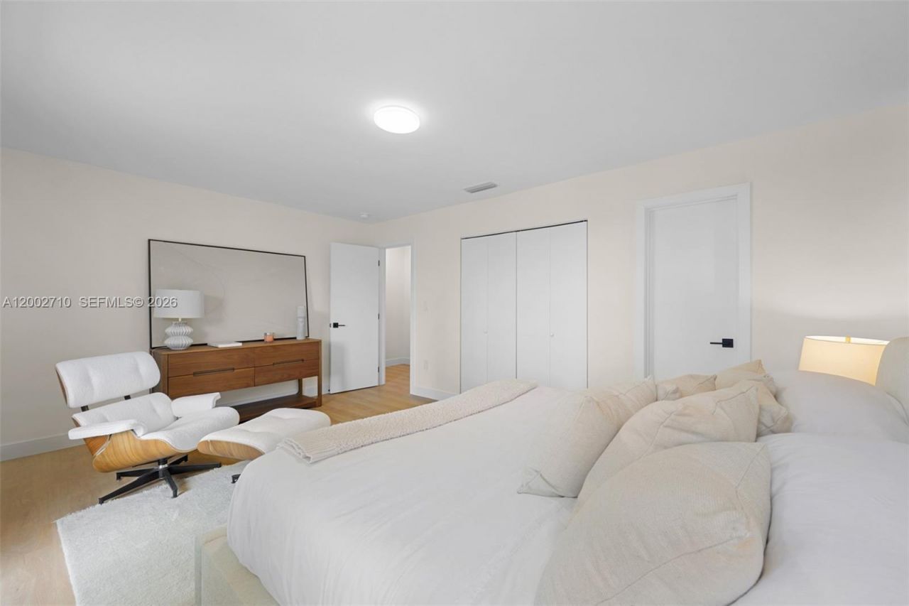 7996 Crespi Blvd, Miami Beach, FL 33141 Photo
