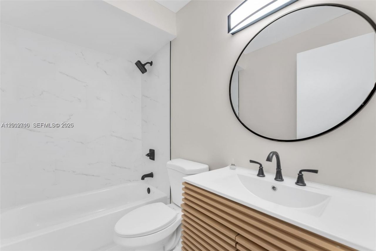 7996 Crespi Blvd, Miami Beach, FL 33141 Photo