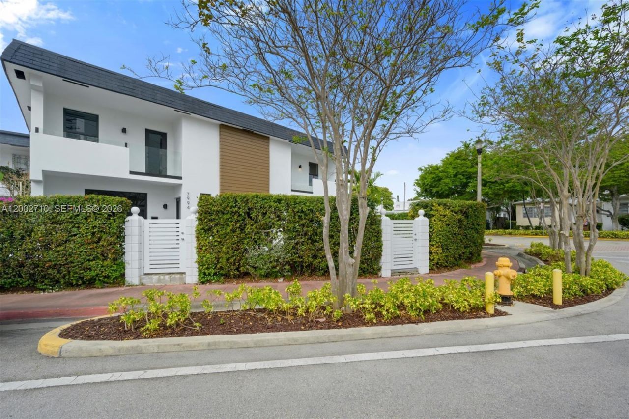 7996 Crespi Blvd, Miami Beach, FL 33141 Photo