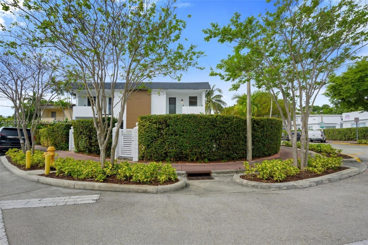 7996 Crespi Blvd, Miami Beach, FL 33141 Photo