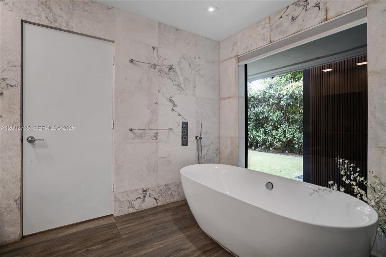 2140 NE 190th Ter, Miami, FL 33179 Photo