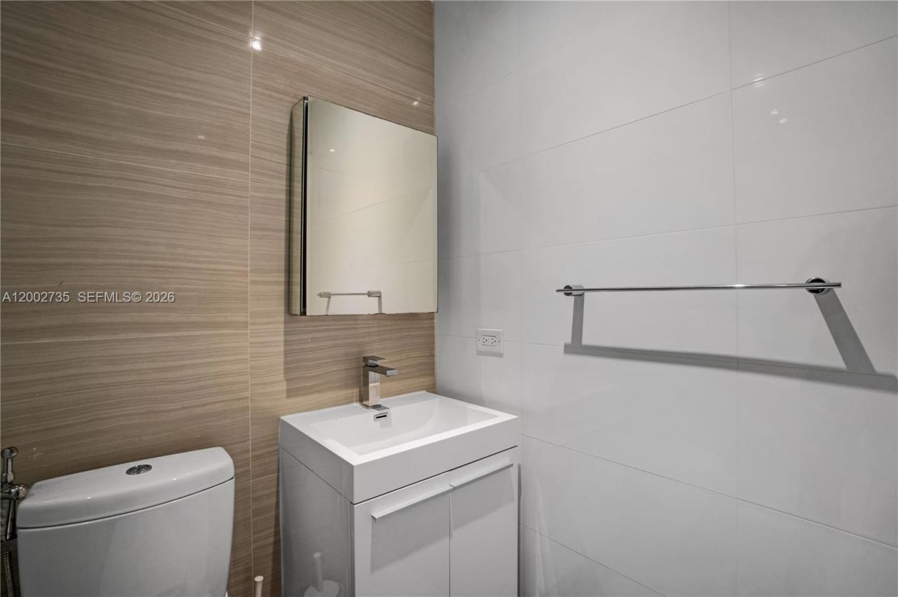 2140 NE 190th Ter, Miami, FL 33179 Photo