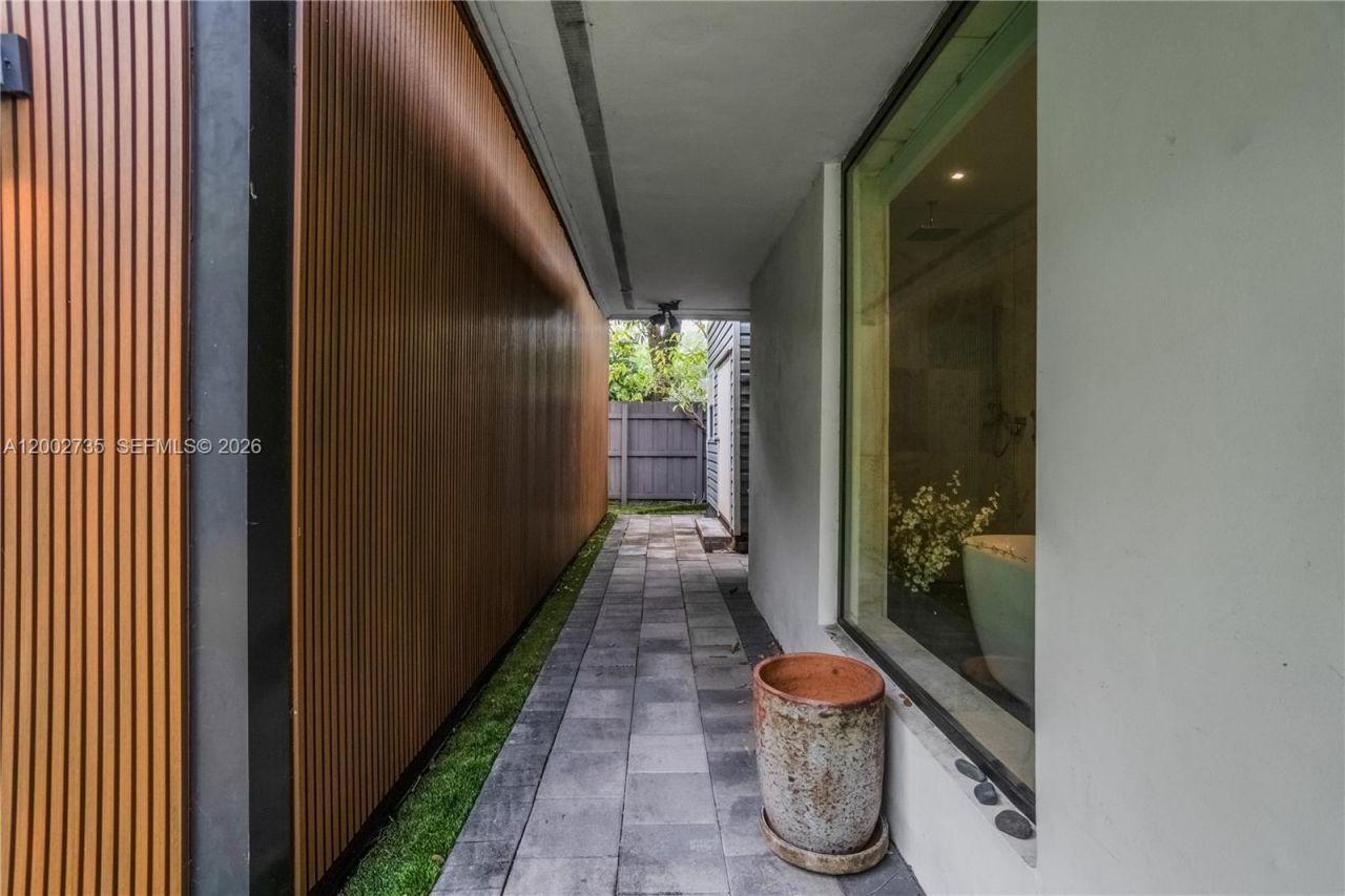 2140 NE 190th Ter, Miami, FL 33179 Photo