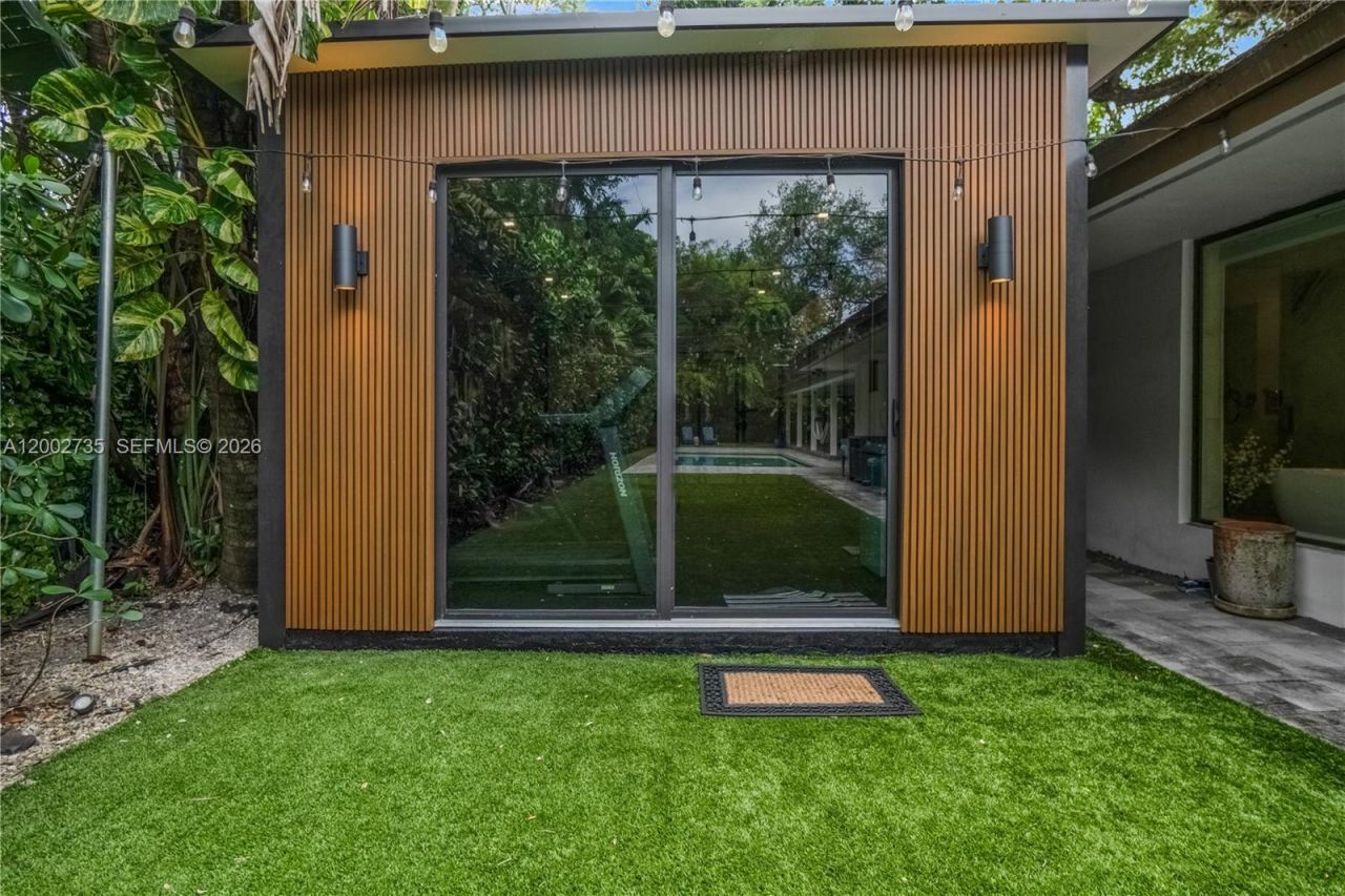 2140 NE 190th Ter, Miami, FL 33179 Photo