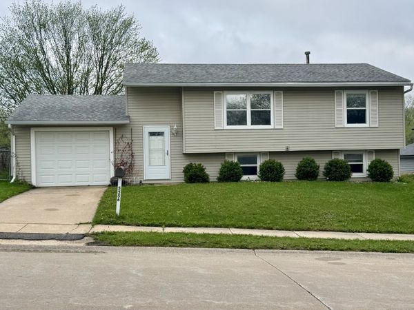 5556 N Thornwood Avenue , Davenport, IA 52806
