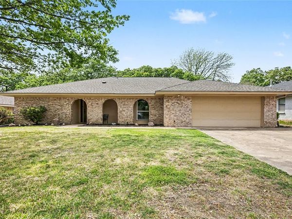 2805 Autumn Drive, Hurst, TX 76054