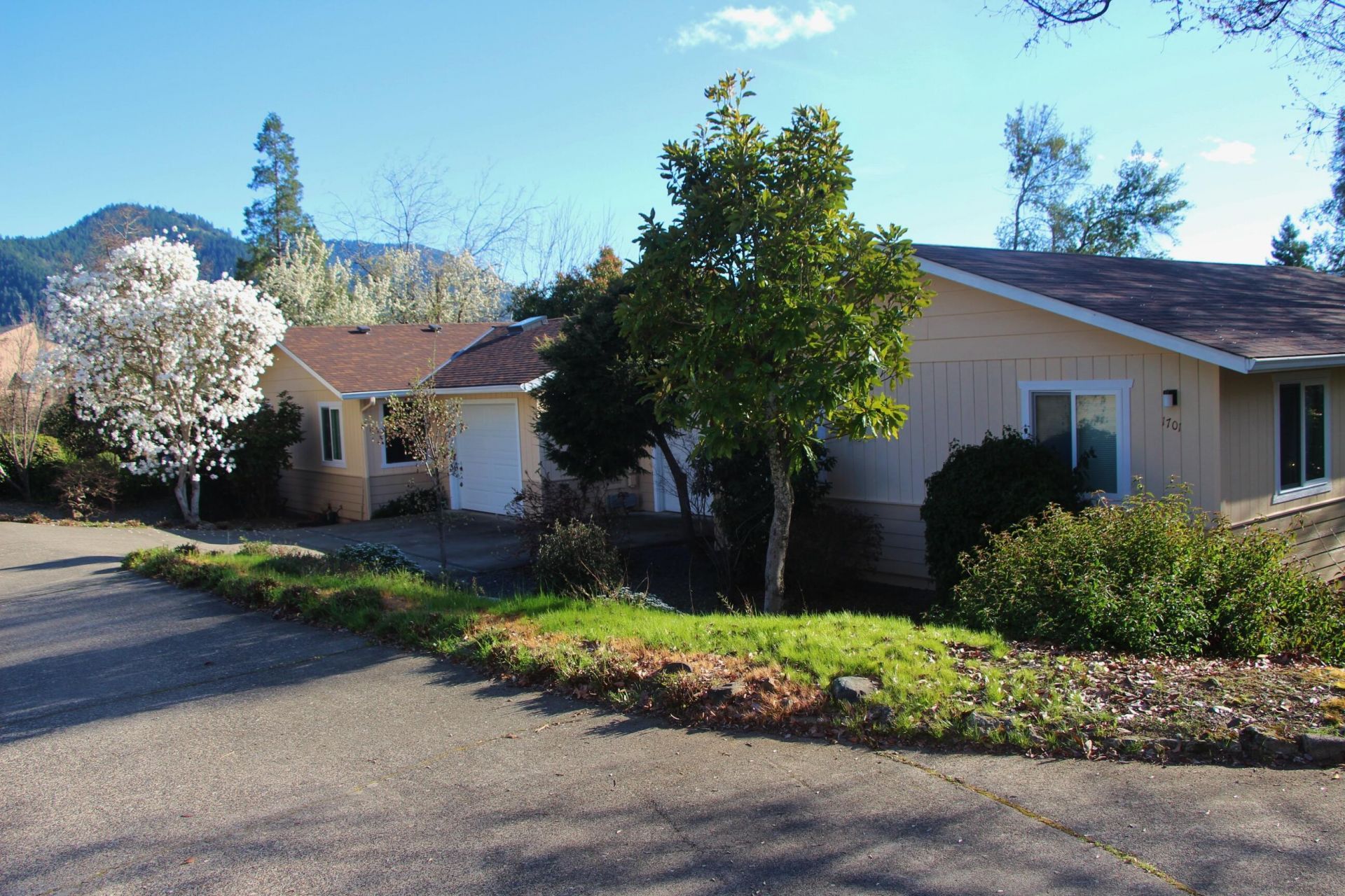 1701 NE Foothill Boulevard, Grants Pass, OR 97526 Main Photo