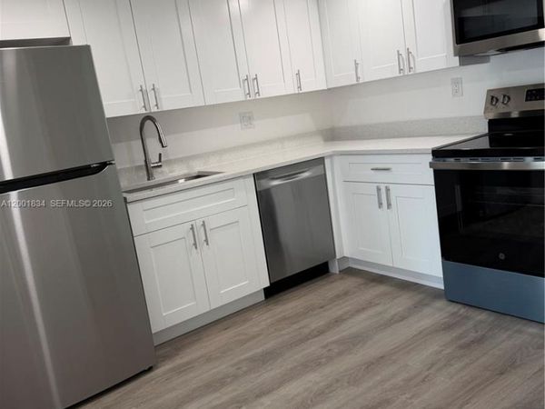 200 Lakeview Dr, Unit 102, Weston, FL 33326