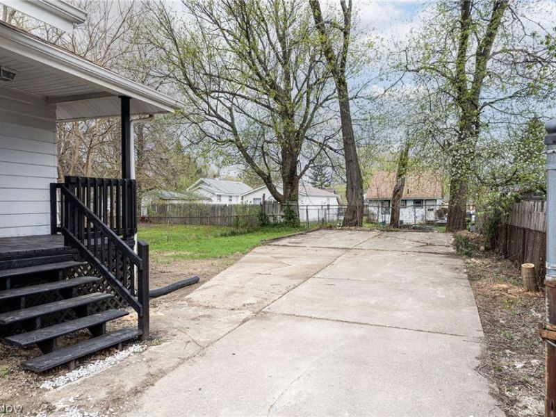 961 Wyley Avenue, Akron, OH 44306 Photo 2