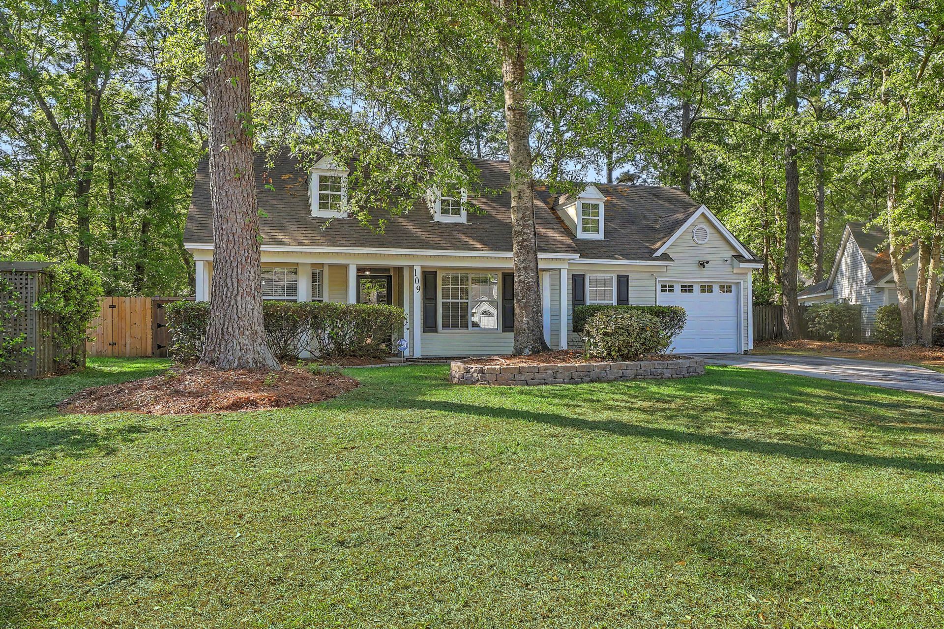 109 Mapperton Court Photo 31