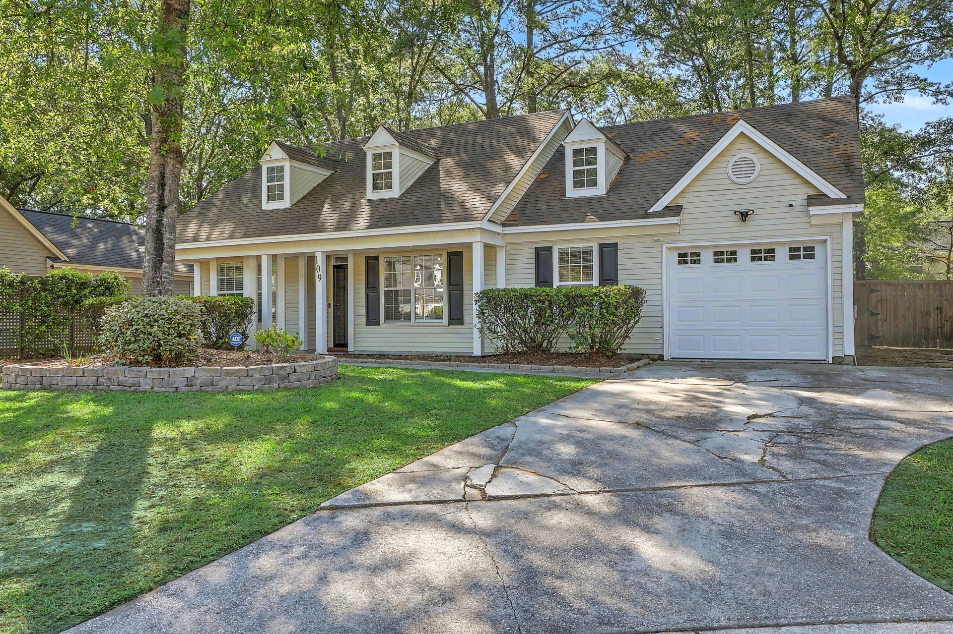 109 Mapperton Court Photo 32