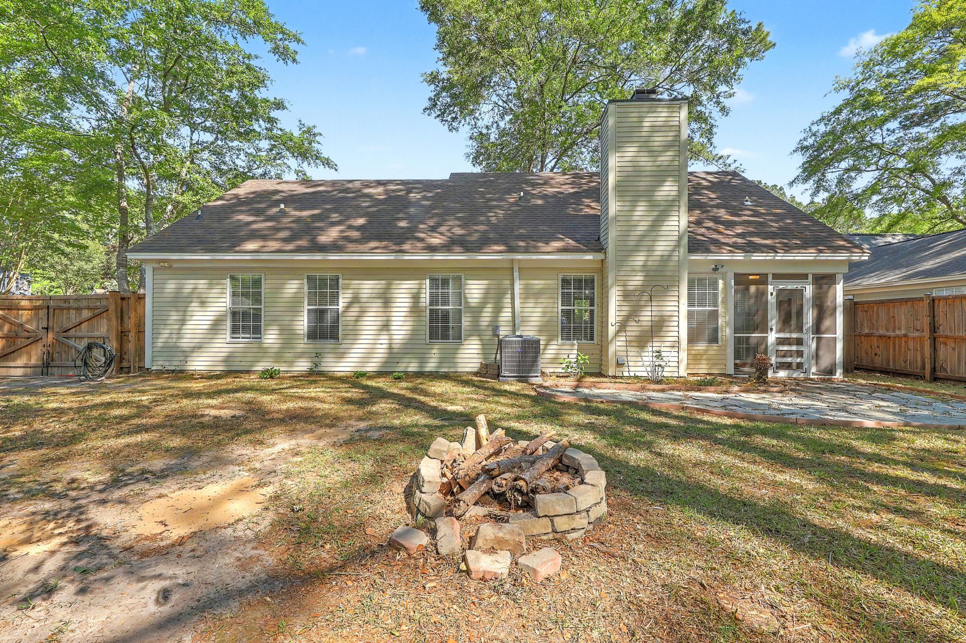 109 Mapperton Court Photo 5