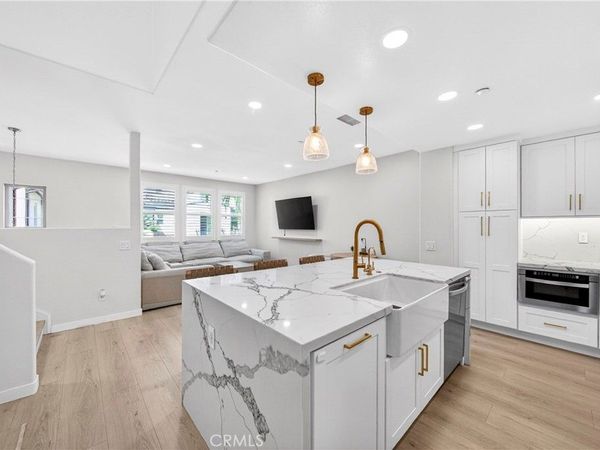 2827 W Edinger Avenue, Santa Ana, CA 92704