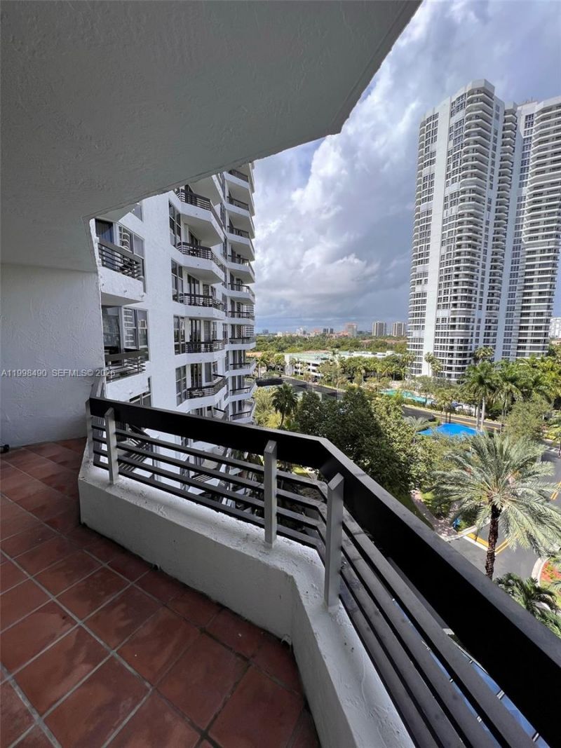 3600 Mystic Pointe Dr, Unit 910, Aventura, FL 33180 Photo