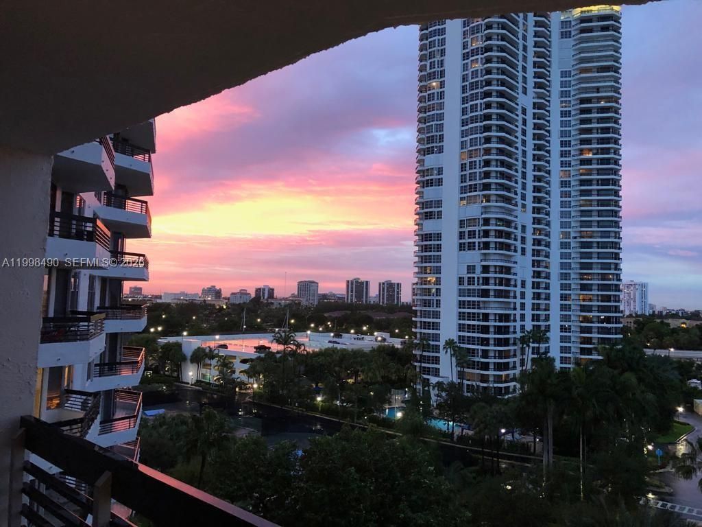 3600 Mystic Pointe Dr, Unit 910, Aventura, FL 33180 Photo