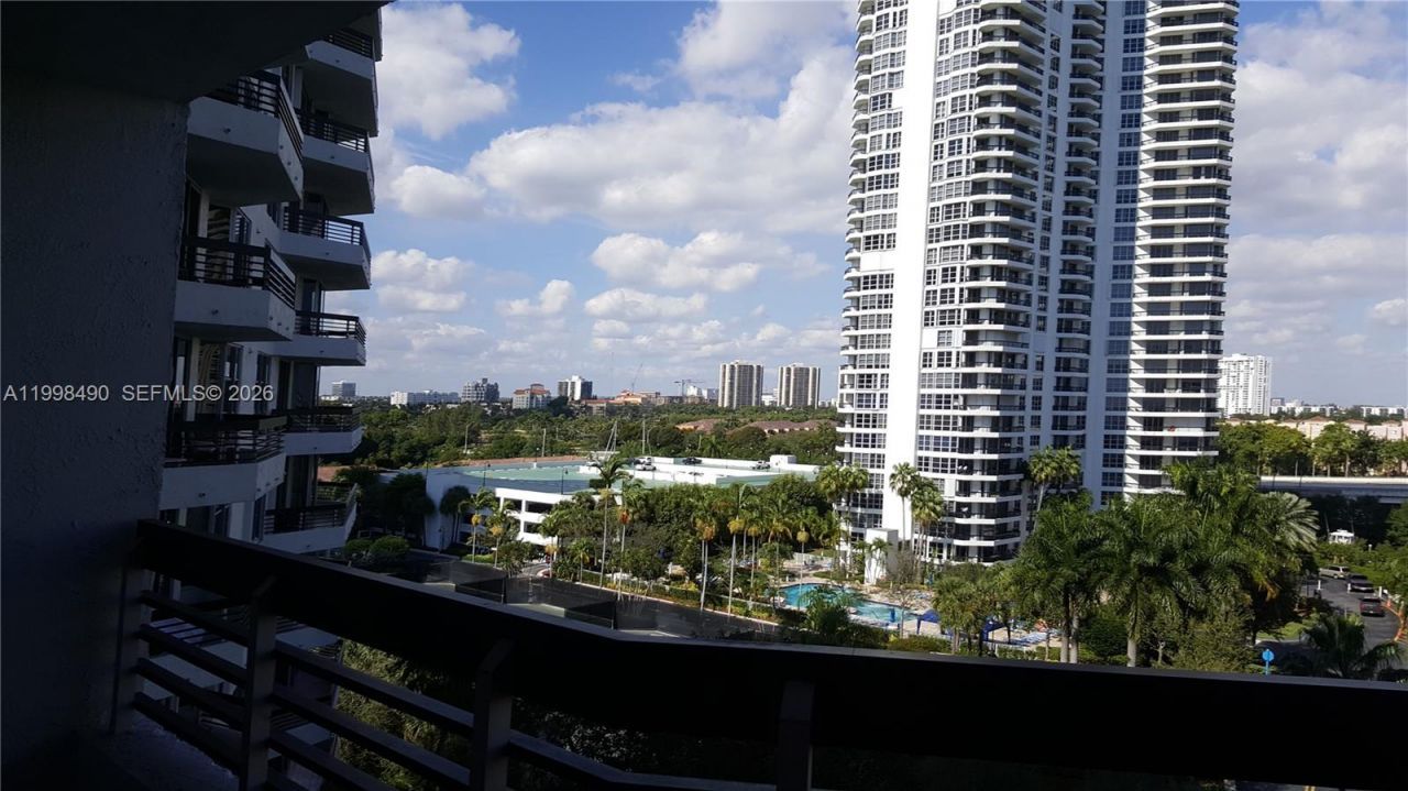 3600 Mystic Pointe Dr, Unit 910, Aventura, FL 33180 Photo