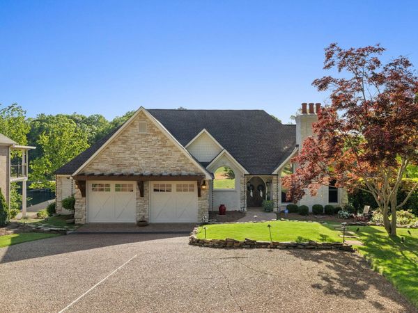 605 Hunter Point Cv, Muscle Shoals, AL 35661