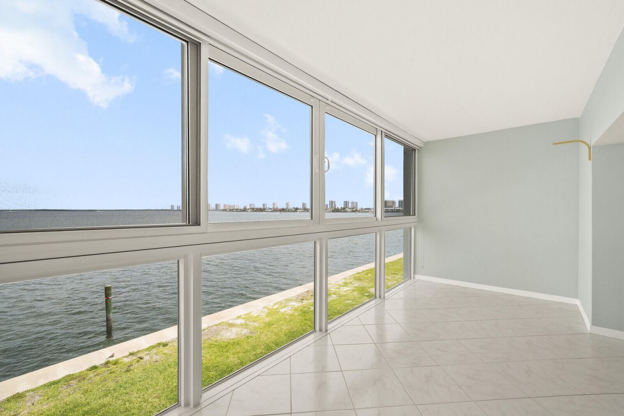 400 Wilma Circle, Unit 207, Riviera Beach, FL 33404 Photo