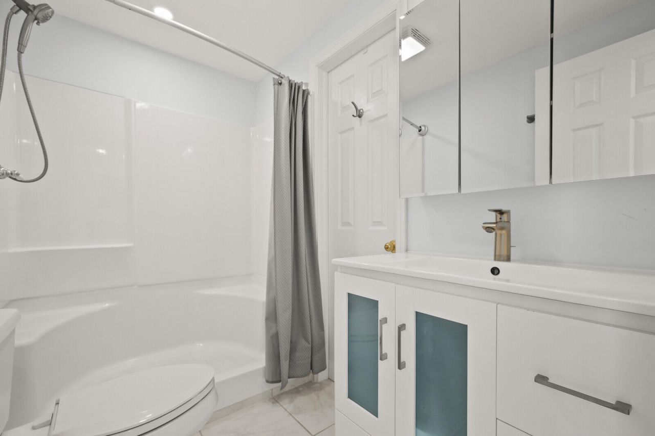 400 Wilma Circle, Unit 207, Riviera Beach, FL 33404 Photo