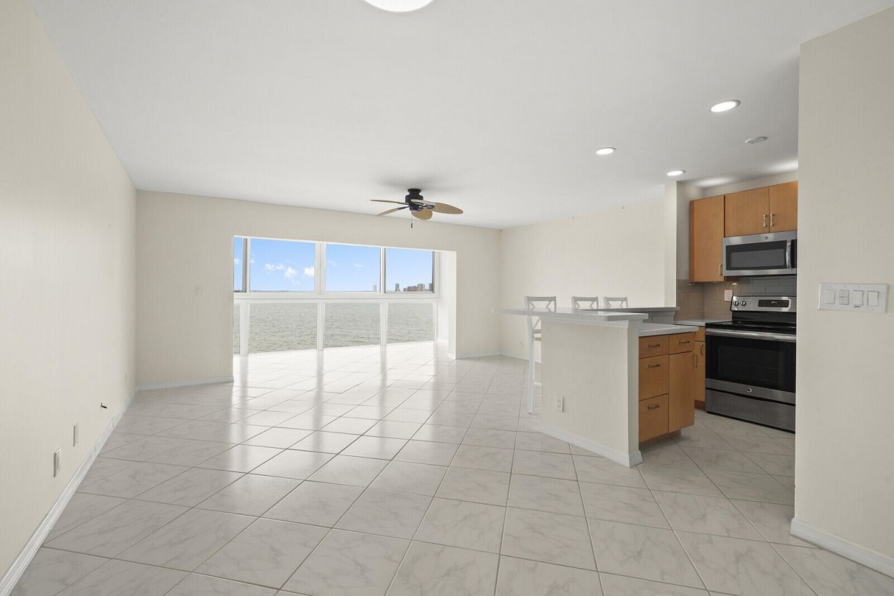400 Wilma Circle, Unit 207, Riviera Beach, FL 33404 Photo