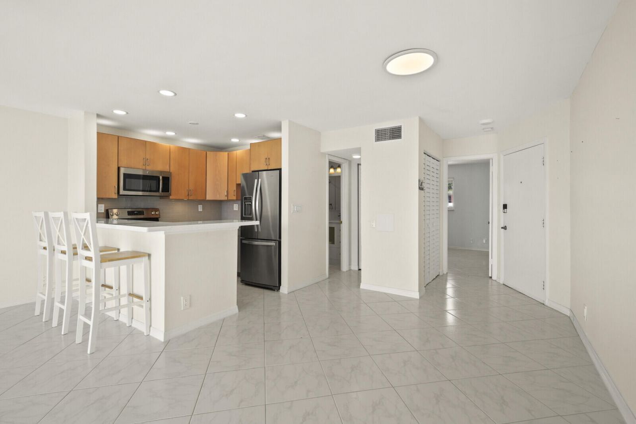 400 Wilma Circle, Unit 207, Riviera Beach, FL 33404 Photo